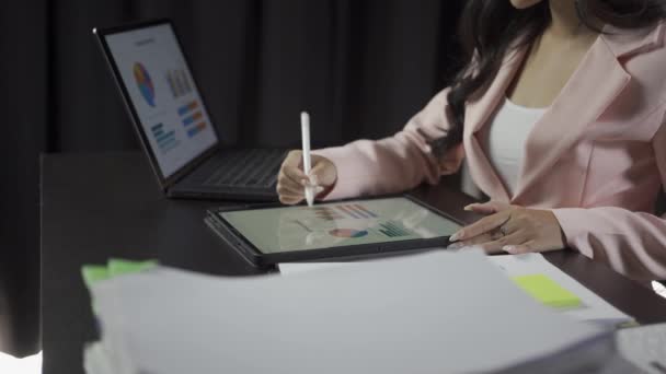 Привлекательная Азиатская Бизнесвумен Работающая Ноутбуками Проверяющая Финансовые Документы Анализирующая Бухгалтерские — стоковое видео