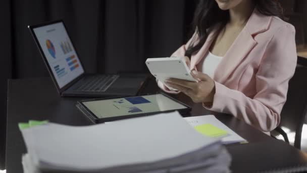 有吸引力的亚洲女商人与笔记本电脑一起工作 检查财务文件 分析办公室桌上的公司会计计算 — 图库视频影像