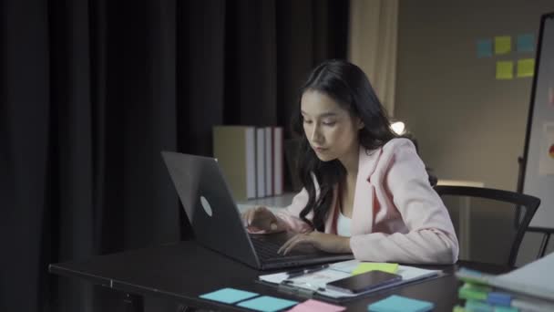 Vonzó Ázsiai Üzletasszony Dolgozik Laptop Pénzügyi Dokumentumok Ellenőrzése Elemzése Cég — Stock videók