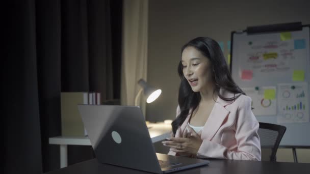 Empresária Asiática Atraente Trabalhando Com Laptop Verificando Documentos Financeiros Analisando — Vídeo de Stock