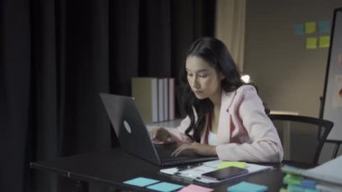 Asyalı iş kadınının kol ağrısı, omuz ağrısı, boyun ağrısı, stres ve uzun zamandır dizüstü bilgisayarda çalışmaktan yorgun düşmüş. Ofis sendromu, iş kavramı var..