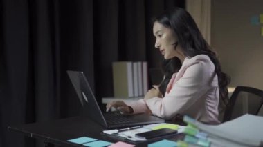 Asyalı iş kadınının kol ağrısı, omuz ağrısı, boyun ağrısı, stres ve uzun zamandır dizüstü bilgisayarda çalışmaktan yorgun düşmüş. Ofis sendromu, iş kavramı var..
