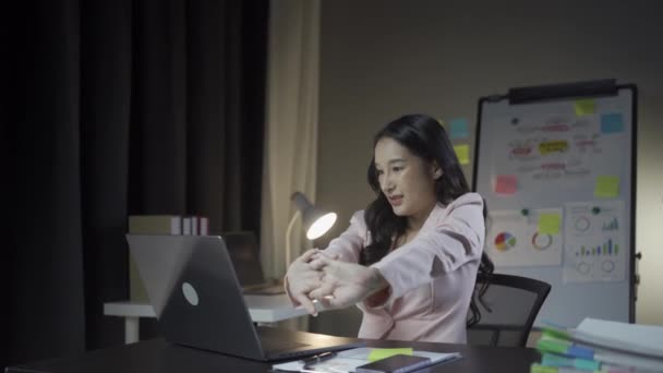 Asiatische Geschäftsfrau Hat Armschmerzen Schulterschmerzen Nackenschmerzen Und Stress Und Müdigkeit — Stockvideo