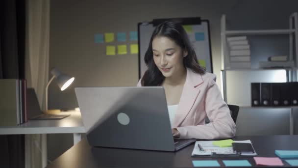 아시아의 사업가가 스트레스와 노트북에서 작업에서 오랫동안 그녀는 사무실 증후군 — 비디오