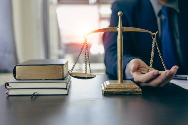 Masada çekiç ve terazili yargıç, mahkeme ve adalet kavramı, avukat, adalet, hukuk bürosundaki belgeler üzerinde çalışan danışman.