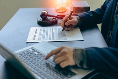 Masada çekiç ve terazili yargıç, mahkeme ve adalet kavramı, avukat, adalet, hukuk bürosundaki belgeler üzerinde çalışan danışman.