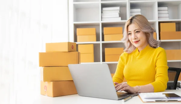 Beautiful Young Asian Woman Working Online Sales Box Laptop Taking — Stock Photo, Image
