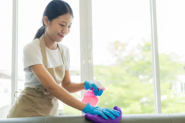 Jovem Mulher Asiática Desfrutando Limpeza Primavera Casa Apartamento Tarefas Domésticas — Fotografia de Stock