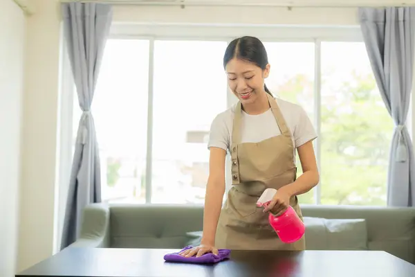 家やアパート ハウスキーピングのコンセプトで春のクリーニングを楽しんでいる若いアジアの女性または家を掃除モップを持つ主婦 — ストック写真