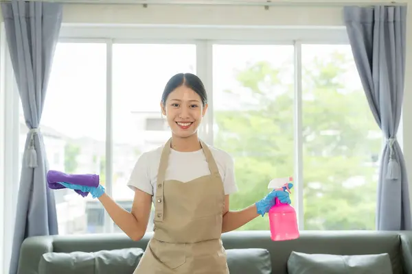 집이나 아파트에서 청소를 즐기는 아시아 가정부 아시아 모프와 — 스톡 사진