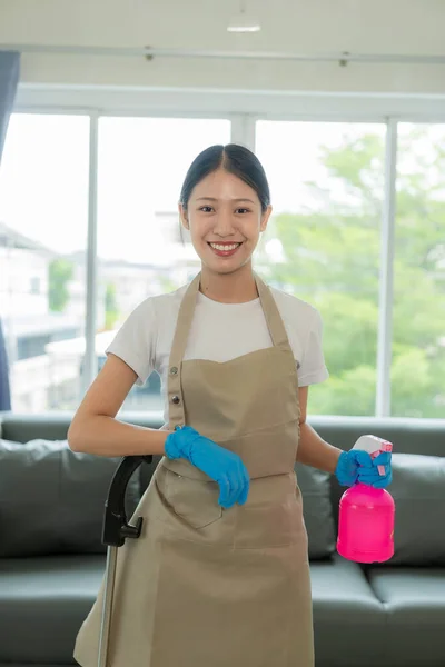 Jovem Mulher Asiática Desfrutando Limpeza Primavera Casa Apartamento Tarefas Domésticas — Fotografia de Stock