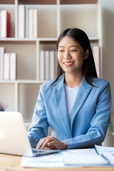 Jovem Mulher Negócios Asiática Feliz Trabalhando Com Documentos Financeiros Laptop — Fotografia de Stock