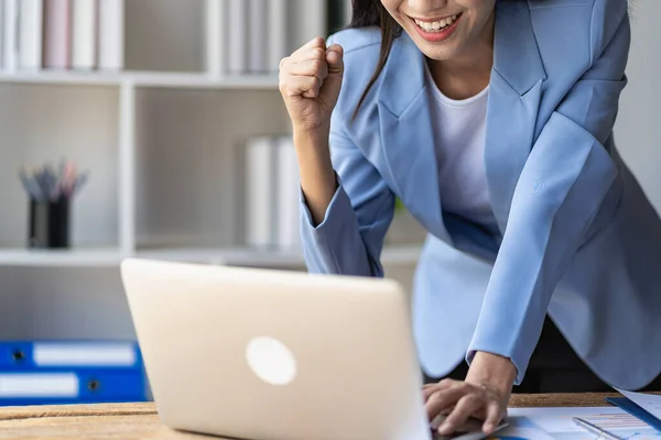 Szczęśliwy Młody Azji Biznes Kobieta Pracuje Dokumentów Finansowych Laptopa Smartfona — Zdjęcie stockowe