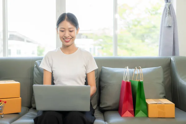 Asiatin Mit Kreditkarte Und Smartphone Und Laptop Sitzt Hause Auf — Stockfoto