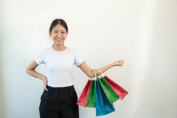 Jonge Aziatische Vrouw Glimlachen Het Heffen Van Haar Armen Met — Stockfoto