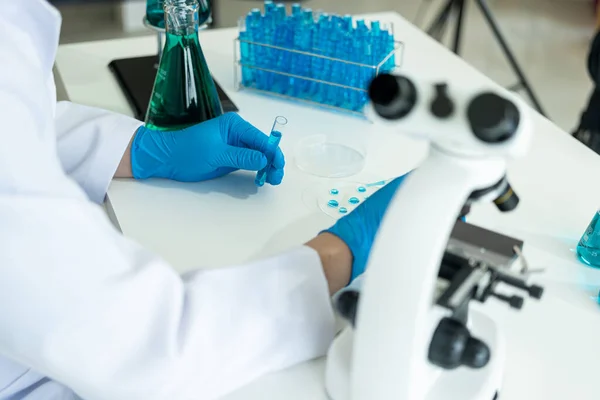Gyógyszerkutatás Kémiai Laborban Mikroszkóppal Dolgozó Vegyésztudós Folyadékvizsgálat Elemzése Főzőcsővel Orvosi — Stock Fotó