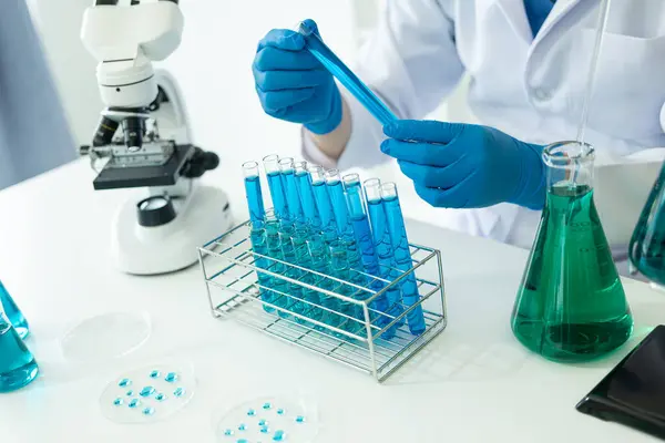 Drugsonderzoek Scheikundelab Chemisch Wetenschapper Die Met Microscoop Werkt Het Analyseren — Stockfoto