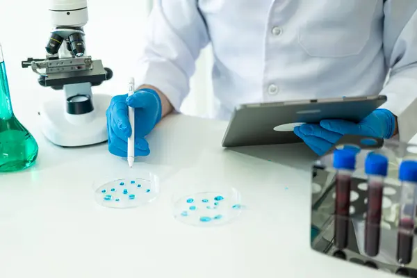 Recherche Pharmaceutique Laboratoire Chimie Chimiste Travaillant Microscope Analyse Tests Liquides — Photo