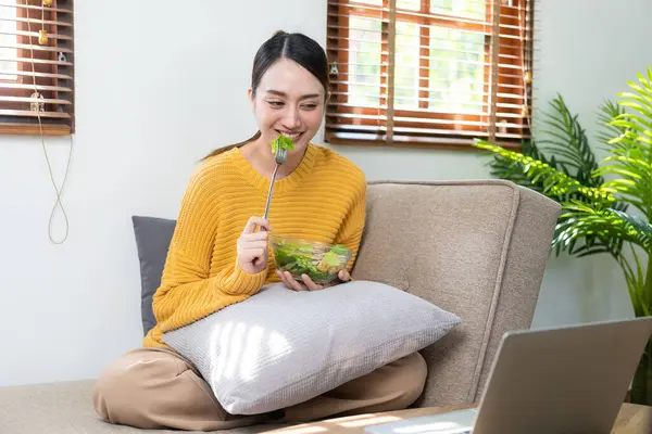 Mooie Aziatische Vrouw Eet Salade Met Een Brede Glimlach Gelukkig — Stockfoto