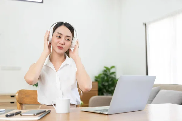 Belle Femme Asiatique Écouteurs Utilisent Ordinateur Portable Maison Pour Écrire — Photo