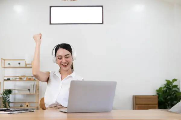 Vacker Asiatisk Kvinna Och Hörlurar Använder Laptop Hemma För Att — Stockfoto