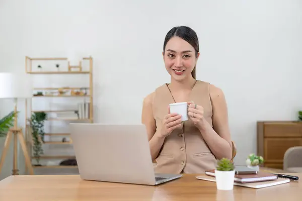 Sorrindo Mulher Negócios Trabalhando Casa Escritório Com Laptop Tablet Mulher — Fotografia de Stock
