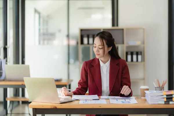 Empresaria Asiática Que Trabaja Con Papeles Laptop Sentada Mesa Oficina —  Fotos de Stock