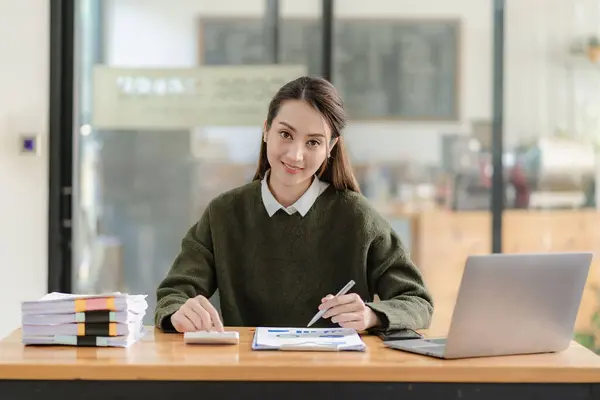 Asiatische Geschäftsfrau Die Mit Papieren Und Laptop Büro Tisch Sitzt — Stockfoto