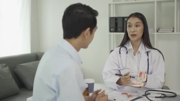 Dokter Gigi Wanita Cantik Tersenyum Dengan Jas Lab Putih Dan — Stok Video
