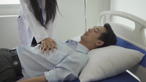 Asyalı Kadın Doktor Bir Hastane Yatağında Suni Teneffüs Yaparak Kalp — Stok video