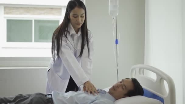 アジアの女性医師は 病院のベッドでCprを行うことによって心停止患者に最初の援助を与えます 医師は 最初の援助を提供するために胸に手ポンプを使用しています Cpr医療コンセプト — ストック動画