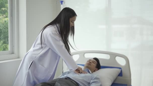 Ázsiai Női Orvos Elsősegély Egy Szívmegállás Beteg Elvégzésével Újraélesztés Egy — Stock videók