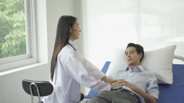 Asiatisk Kvinnlig Psykiater Rådgivning Manlig Patient Och Skriva Symptom Anteckningsbok — Stockvideo
