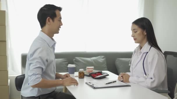 Asiatisk Kvinnlig Läkare Vit Uniform Levererar Goda Nyheter Diskutera Resultat — Stockvideo