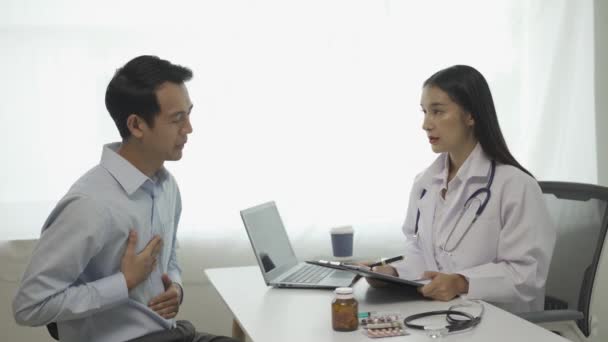 Fiatal Ázsiai Orvos Fehér Orvosi Egyenruhában Használja Írótábla Megvitatására Eredmények — Stock videók