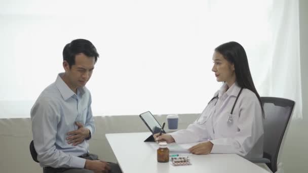 Mladý Asijský Lékař Bílé Lékařské Uniformě Používá Schránku Diskutovat Výsledky — Stock video