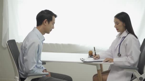Ung Asiatisk Läkare Vit Medicinsk Uniform Använder Urklipp För Att — Stockvideo