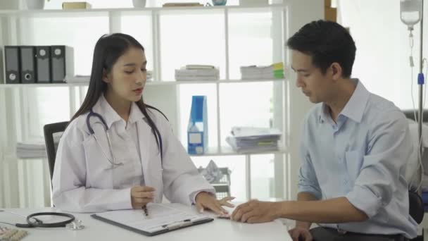 Молодой Азиатский Врач Белой Медицинской Форме Использует Планшет Обсуждения Результатов — стоковое видео
