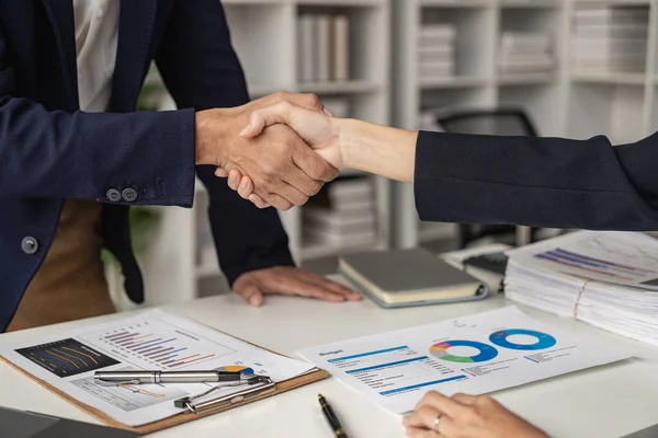 Jóvenes Empresarios Estrechando Mano Después Acuerdo Exitoso Trabajando Juntos Trabajando —  Fotos de Stock