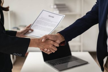 Yöneticiler iş başvurusunda bulunanlarla el sıkışıyor ve iş başvurusunda bulunanların iş pozisyonlarına uyan profillerini okuyorlar. Şirket insanları bulmak için online iş ilanları yayınlıyor. İnsan kaynakları röportajı başarılı