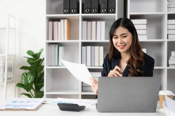 Asian Businesswoman Working Laptop Computer Analysis Charts Work Business Finance — Stock Photo, Image