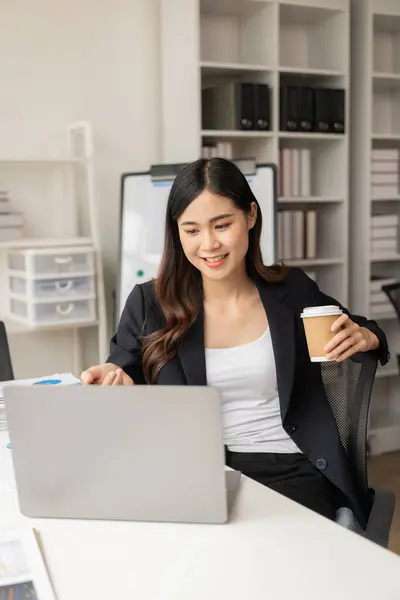 Yerinde Dizüstü Bilgisayar Analiz Grafikleriyle Çalışan Asyalı Kadını Finans Mali — Stok fotoğraf