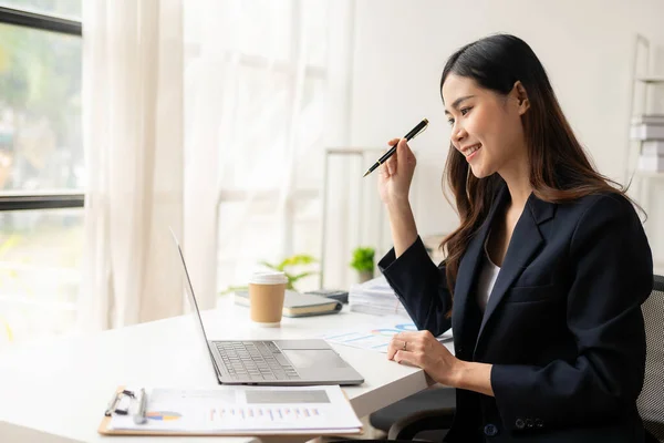 Asian Businesswoman Working Laptop Computer Analysis Charts Work Business Finance — Stock Photo, Image