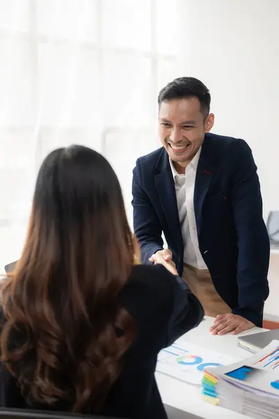 两个自信的亚洲商人在会议期间握手 取得了商业上的成功 在现代办公问候协议概念中 联系问候与合作 — 图库照片