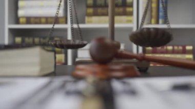 Avukat zaman aşımı tüzüğünü okuyor, erkek avukat ve iş müvekkili arasındaki istişare vergisi ve masada pirinç pullu bir hukuk şirketi, hukuk.