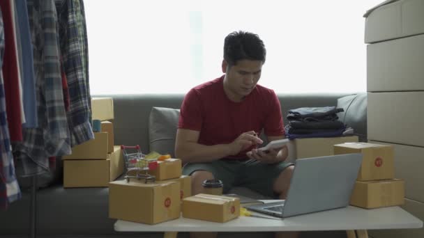 亚洲男性商人在家里的电脑和平板电脑上工作和检查网上订单 中小企业的商业概念 网上订购包裹 — 图库视频影像