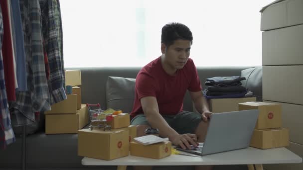Azjatycki Biznesmen Pracujący Sprawdzający Zamówienia Online Komputerze Tablecie Domu Koncepcja — Wideo stockowe