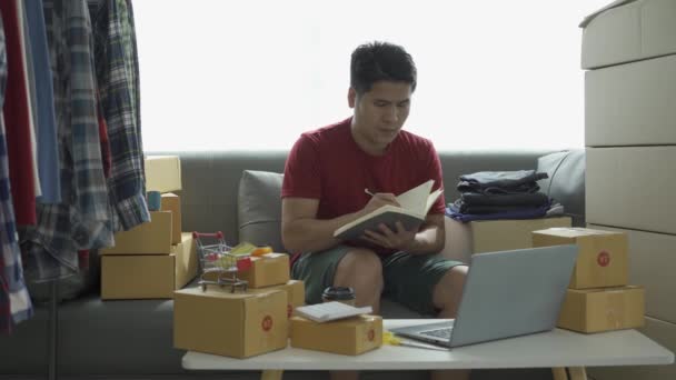 Evde Bilgisayar Tablet Siparişlerini Kontrol Eden Asyalı Erkek Işadamı Kobi — Stok video