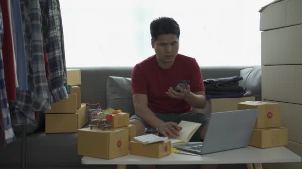 Hombre Negocios Asiático Que Trabaja Comprueba Pedidos Línea Computadora Tableta — Vídeos de Stock