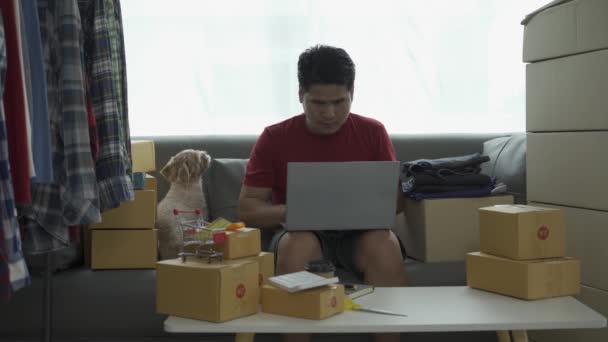 亚洲男性商人在家里的电脑和平板电脑上工作和检查网上订单 中小企业的商业概念 网上订购包裹 — 图库视频影像